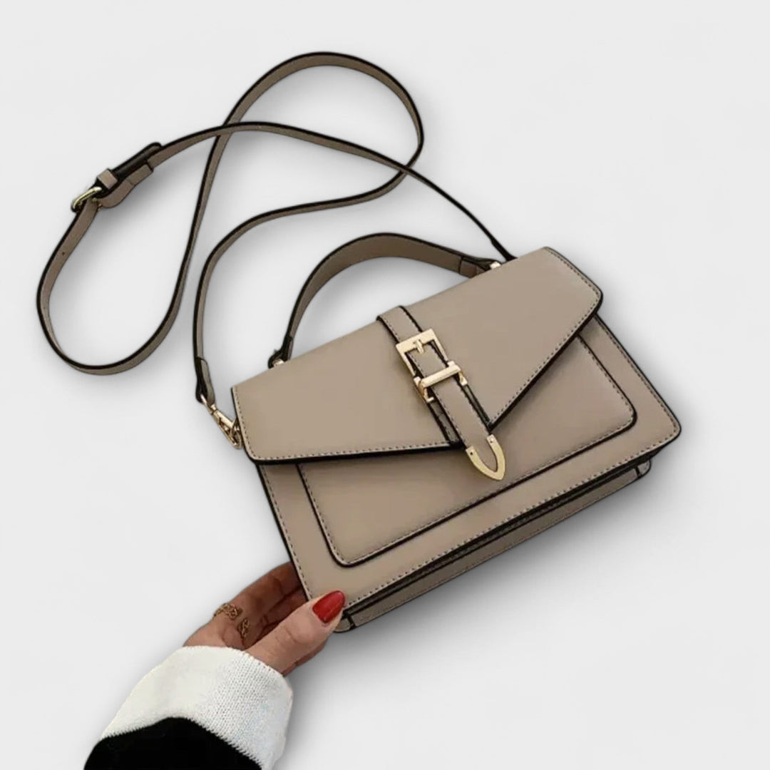 Elegant women's classic flap shoulder bag, perfect for everyday fashion and chic accessorizing.