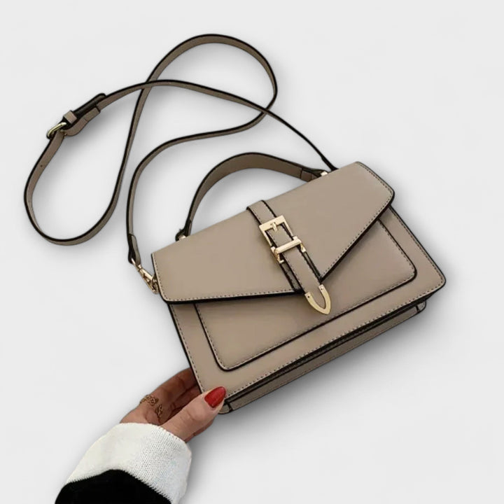 Elegant women's classic flap shoulder bag, perfect for everyday fashion and chic accessorizing.