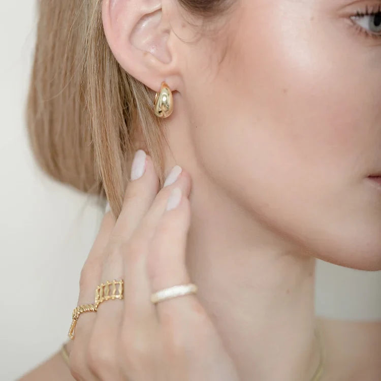 Beautiful classic gold plated drop earrings for women. Elegant and versatile jewelry, suitable for daily wear or special events.