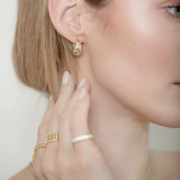 Beautiful classic gold plated drop earrings for women. Elegant and versatile jewelry, suitable for daily wear or special events.