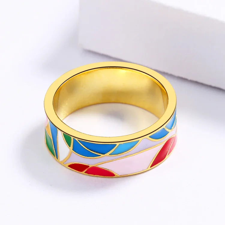 Chic gold plated women's ring, combining classic enamel with radiant zirconia for an elegant look.