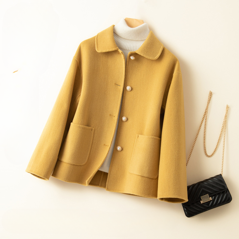 Chic women's cropped jacket, sophisticated and versatile, ideal for fall and winter elegant style.