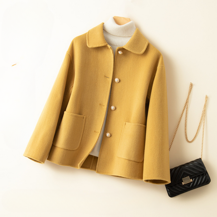 Chic women's cropped jacket, sophisticated and versatile, ideal for fall and winter elegant style.