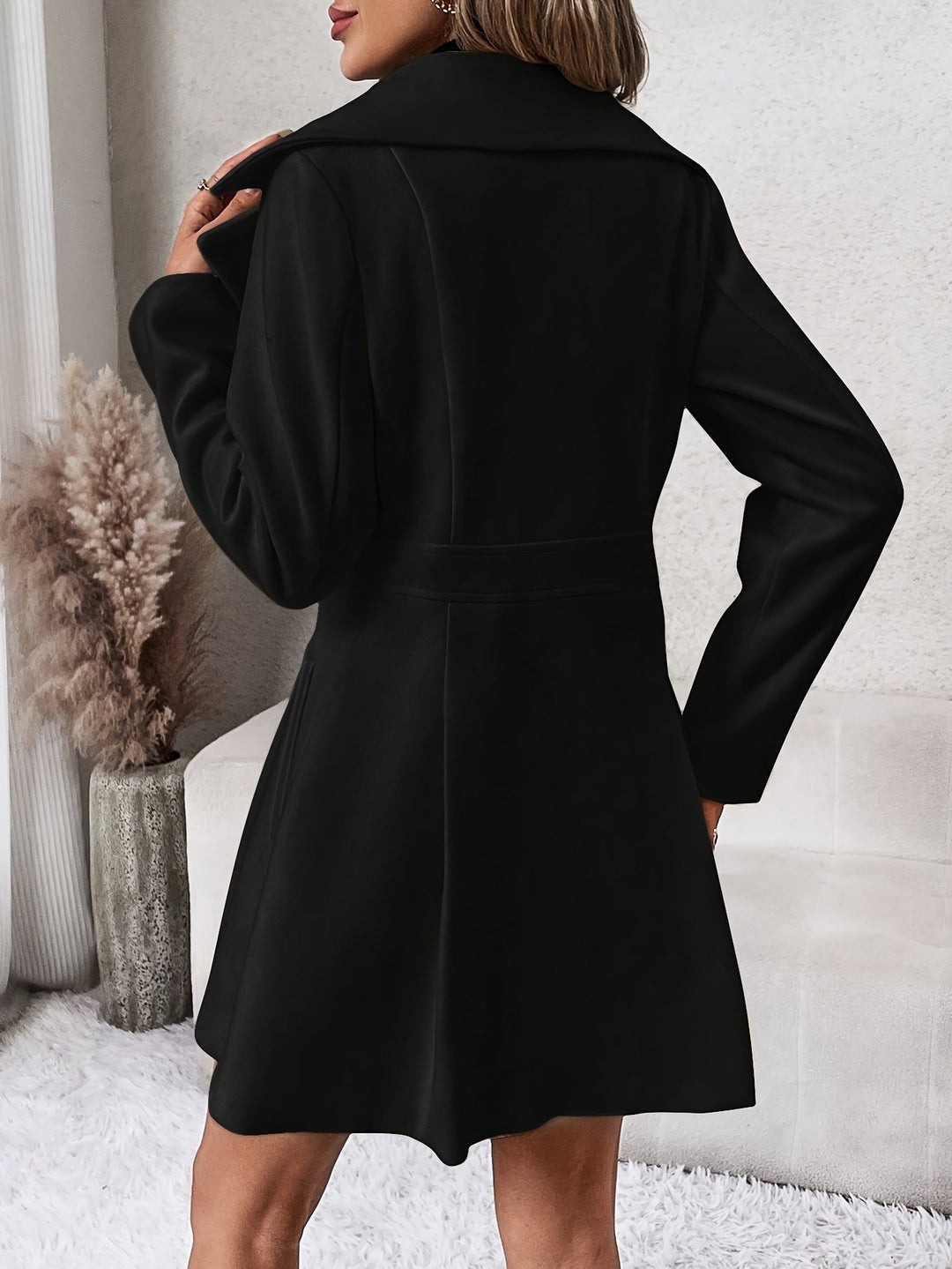 Fashionable women's double-breasted flare coat, perfect for winter, featuring an elegant cut and warm fabric.