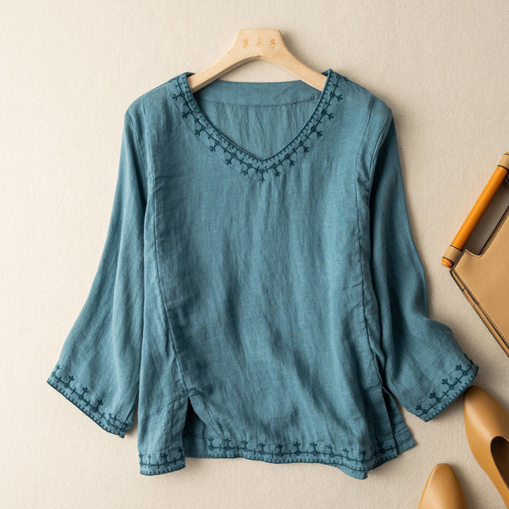 Versatile women's three-quarter sleeve blouse with elegant embroidery, ideal for daywear and summer style.