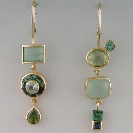 Elegant women's emerald green vintage dangle earrings, classic fashion jewelry accessory for a sophisticated look.