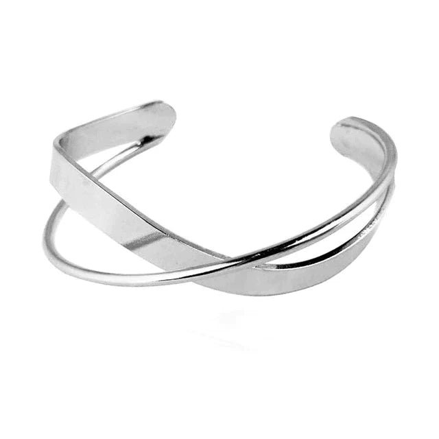 Charming European style silver bracelet for women. Elegant & versatile, this adjustable fine jewelry adds sophistication.