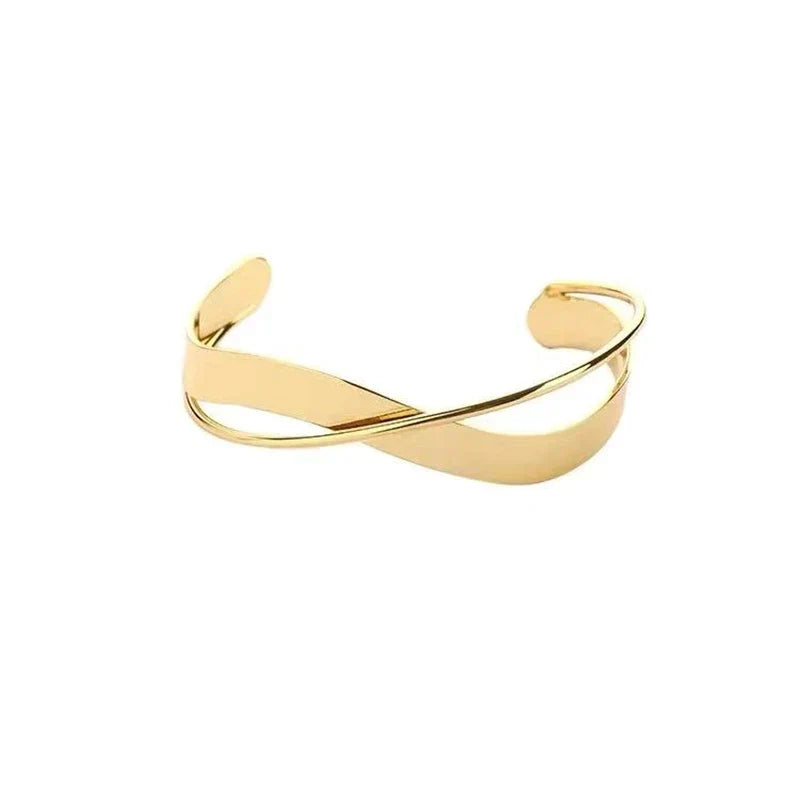 Versatile women's silver bracelet in elegant European style. Perfect adjustable charming accessory for daily wear.