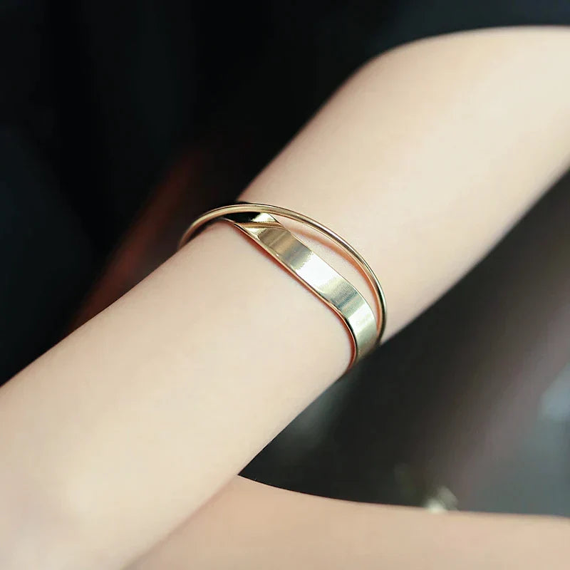 High-quality elegant silver bracelet for women, featuring a charming European design. Adjustable fine jewelry accessory.