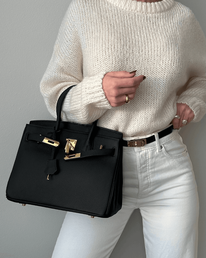Elegant women's faux leather handbag, perfect for daily use. Stylish vegan shoulder tote in a versatile design.