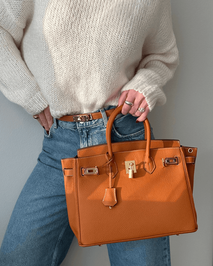 Stylish faux leather women's tote bag. Elegant vegan shoulder handbag, perfect for everyday chic and versatility.