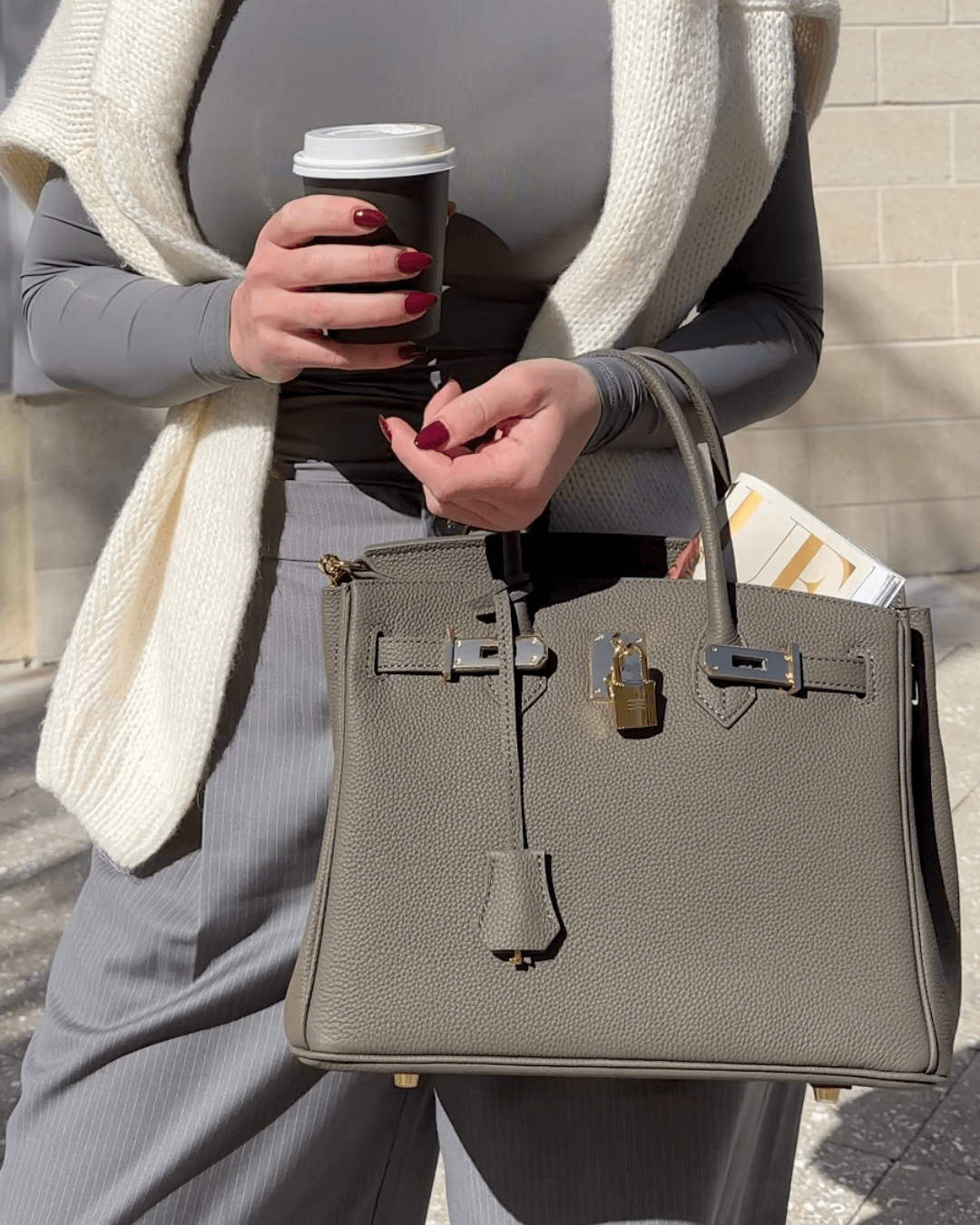 Versatile women's shoulder bag: elegant faux leather tote, ideal for daily use. Stylish and practical vegan handbag.