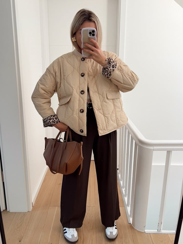 Fashionable women's jacket, Narela, with a tailored fit and eye-catching leopard lining, suitable for various occasions.