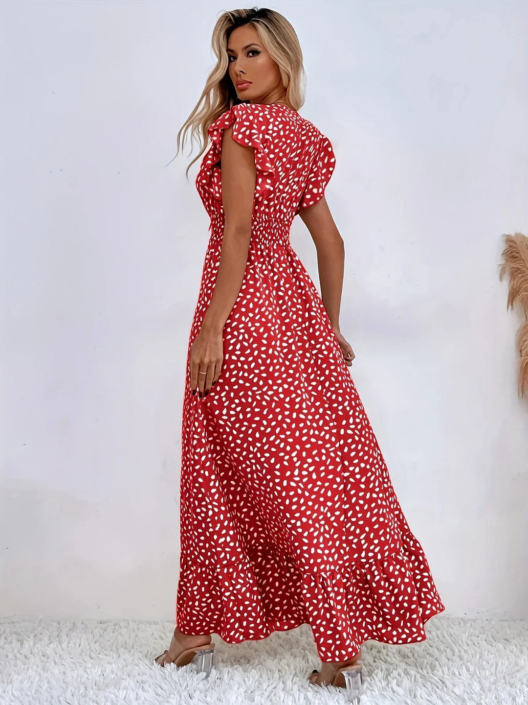 Flattering women's midi dress with a beautiful flora print and elegant ruffle details.