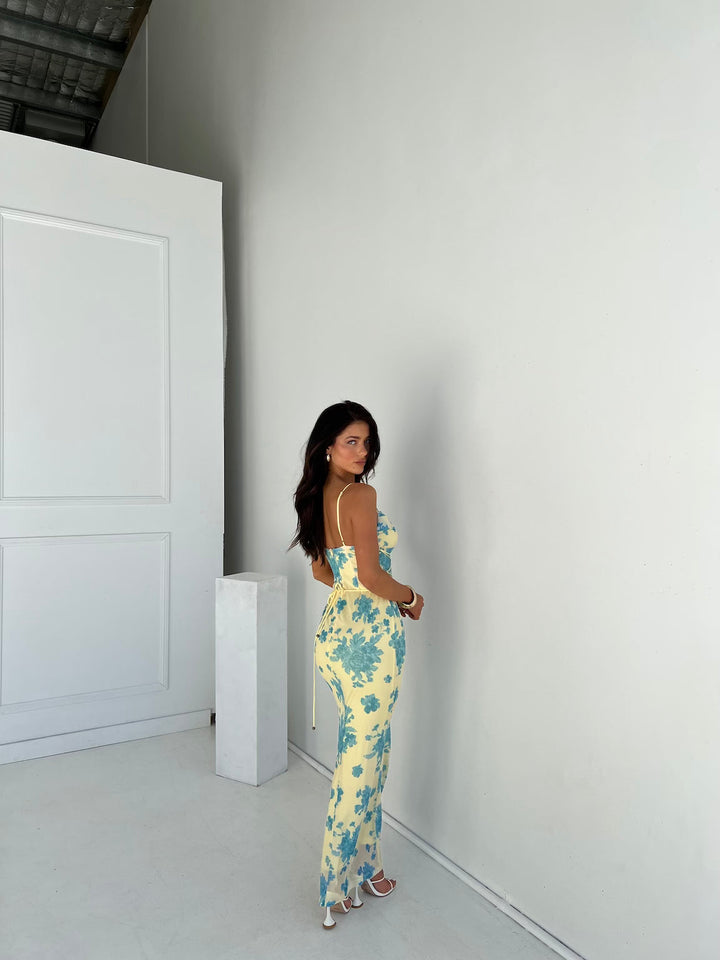 Comfortable & fashionable women's floral maxi dress, an elegant long dress for summer weddings and special occasions.