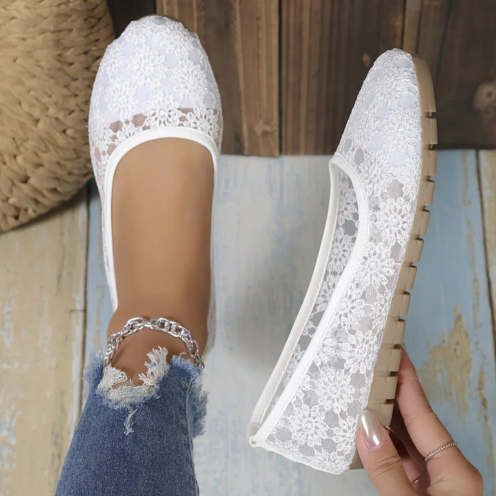 Elegant women's floral pattern ballerinas, perfect for spring casual or dressy outfits. Comfortable slip-on flats.