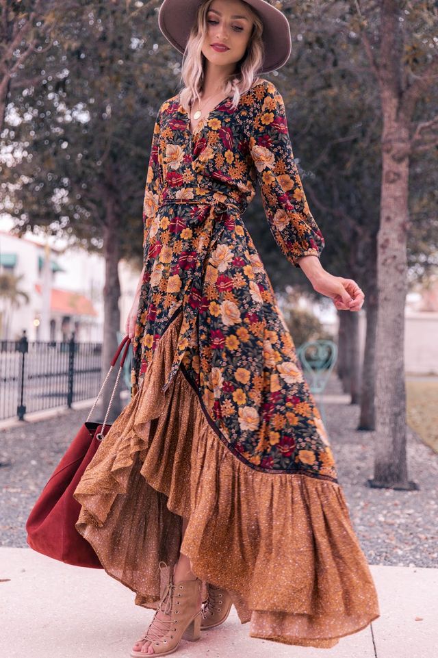 Elegant women's floral print midi dress. Long sleeves, perfect for spring casual or summer day events.