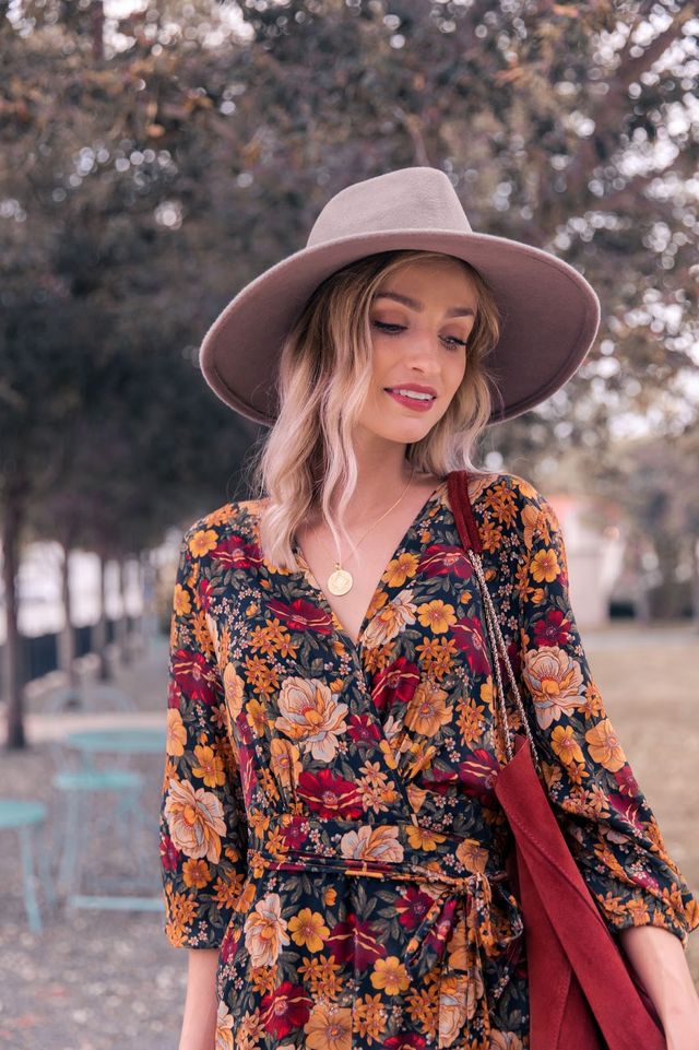 Versatile women's floral print midi dress. Effortless spring/summer style, elegant yet casual day wear.