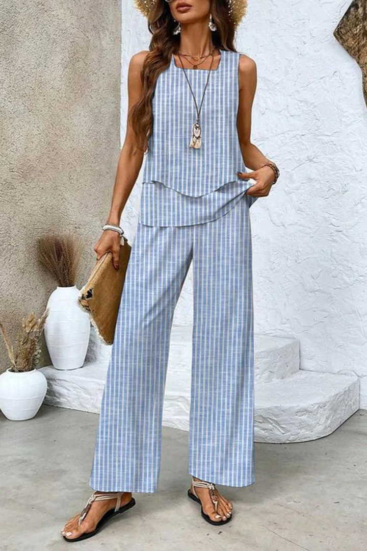 Effortless women's floral matching outfit: comfortable top & elegant trousers for a chic, ready-to-wear style.