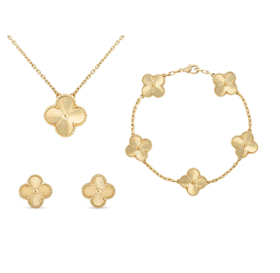 Fashionable women's four-leaf clover necklace and earrings set, designed for comfort and everyday elegance