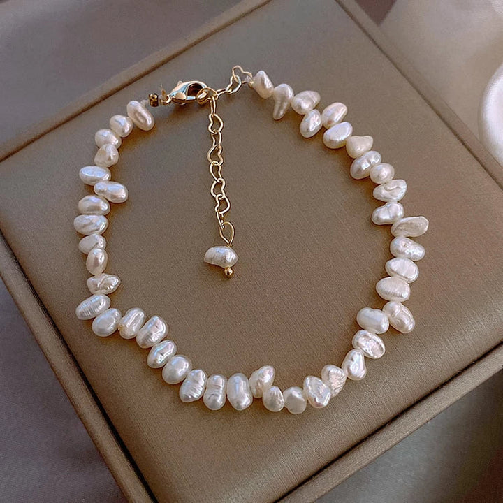 Elegant women's freshwater pearl bracelet. Classic jewelry with lustrous pearls, perfect for any occasion.