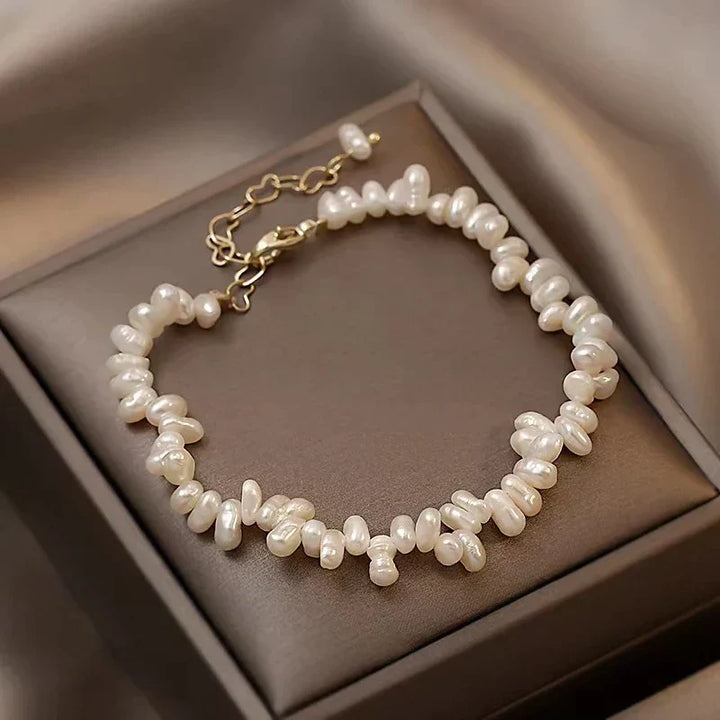 Beautiful women's freshwater pearl bracelet. Simple, elegant, classic jewelry for everyday or special occasions.