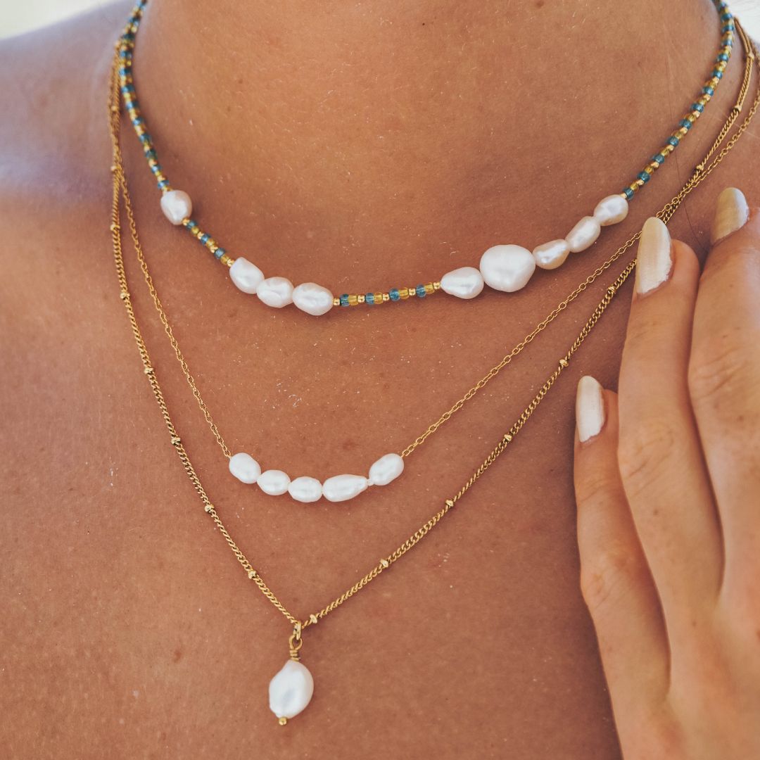 Exquisite freshwater pearl necklace for women, an elegant and timeless jewelry gift.