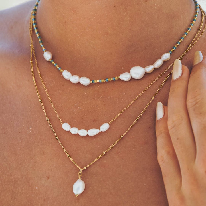 Exquisite freshwater pearl necklace for women, an elegant and timeless jewelry gift.