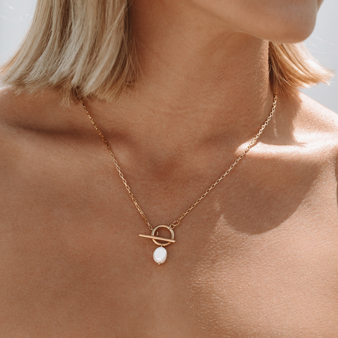 Elegant Women's Freshwater Pearl Necklace with a secure gold-plated clasp. Hypoallergenic and water-resistant jewelry.
