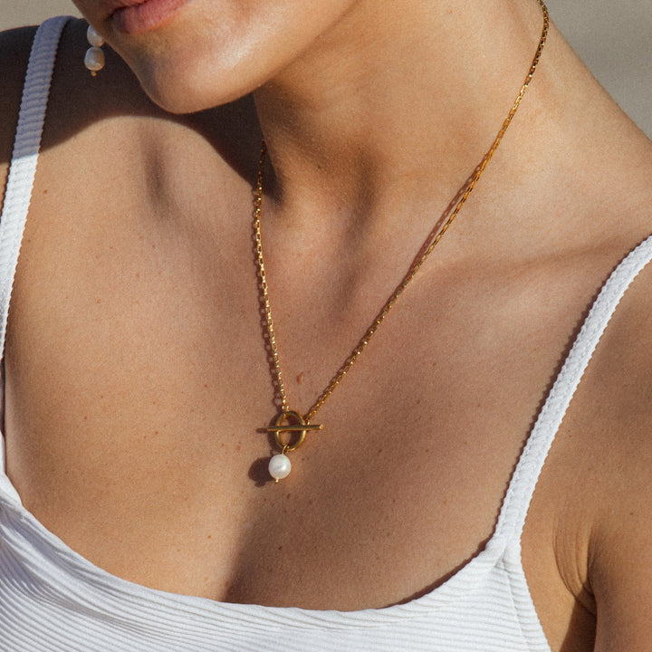 Gold-plated clasp detail on a stunning Women's Freshwater Pearl Necklace. Secure and hypoallergenic, perfect for everyday wear.