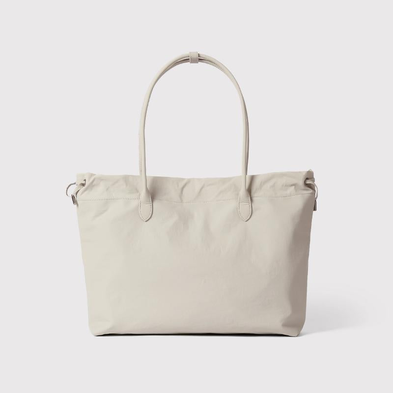 Elegant women's genuine leather tote bag. Spacious for everyday essentials, perfect for work or casual use.