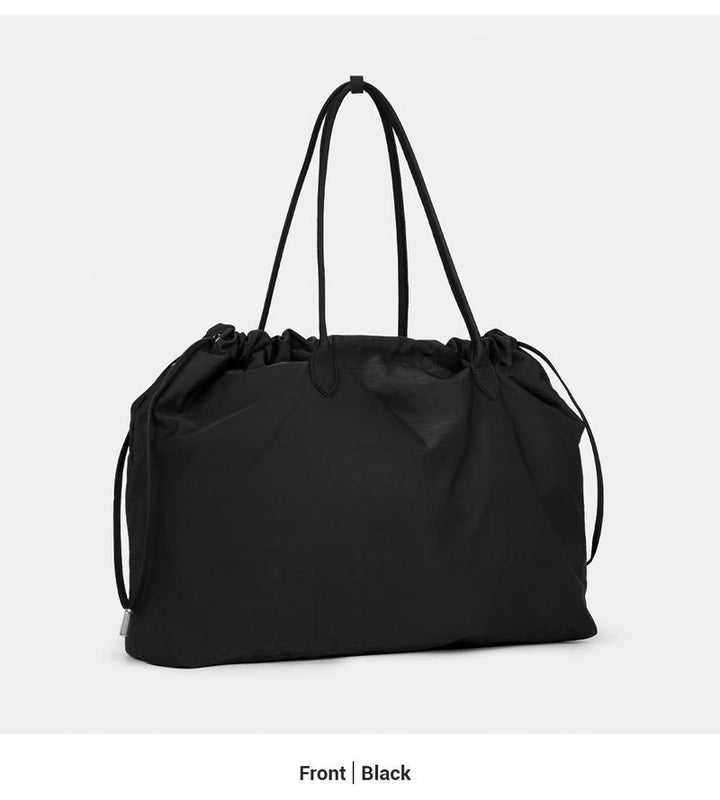 Stylish women's leather purse, a spacious and elegant shoulder bag for daily use.