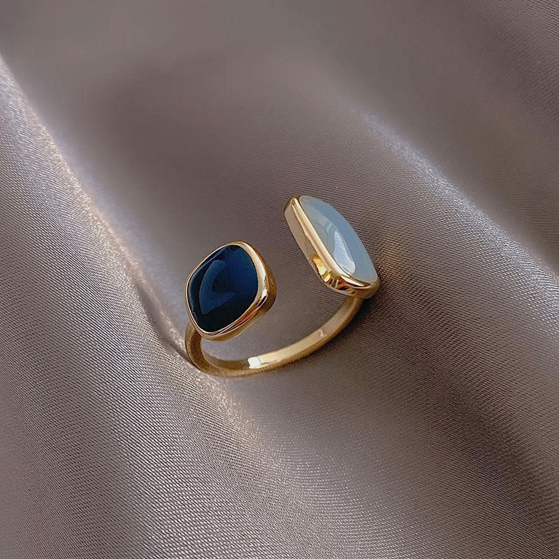Elegant women's gold adjustable ring with a sparkling stone, a versatile fashion accessory and perfect gift for her.