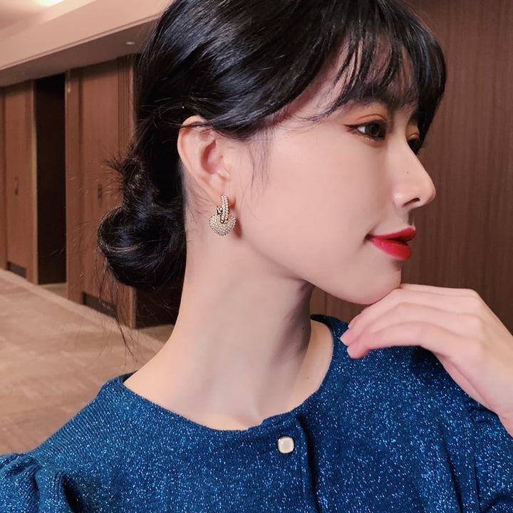 Beautiful gold drop earrings featuring classic pearls. Elegant and sophisticated jewelry for women.