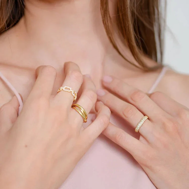 Elegant women's gold link ring, Marina style, with sparkling zirconia accents. Perfect for fashion jewelry lovers.