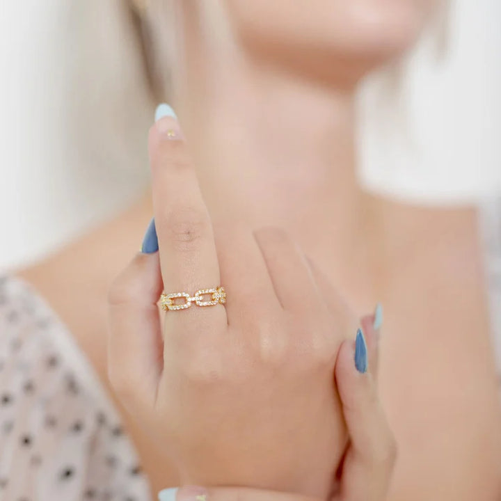 Chic women's gold link ring with sparkling zirconia, a symbolic piece for elegant everyday fashion. Marina design.