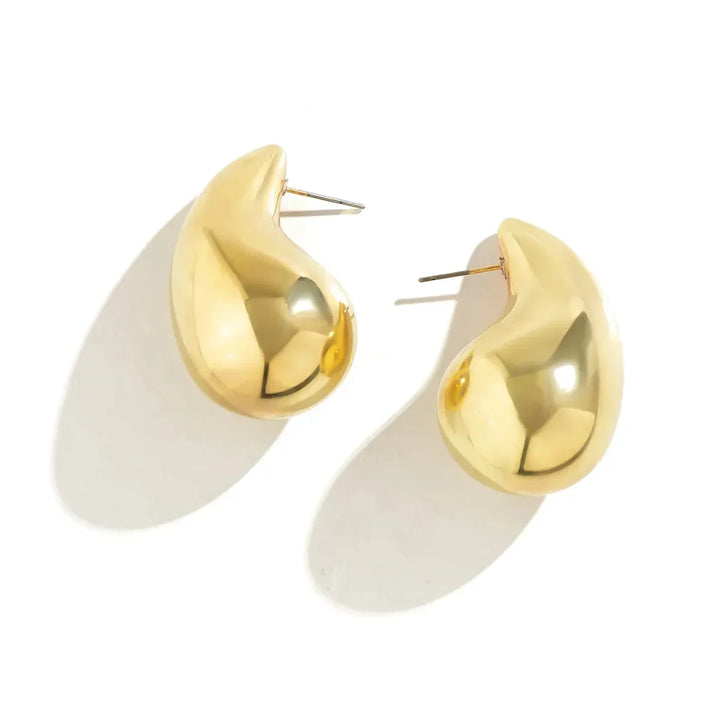 Gold coloured drop earrings for women, featuring brilliant sparkling crystals, a chic fashion accessory.
