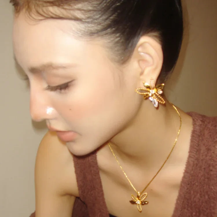 Graceful women's silver floral lily petal drop earrings, stylish and elegant, ideal for a sophisticated accessory.