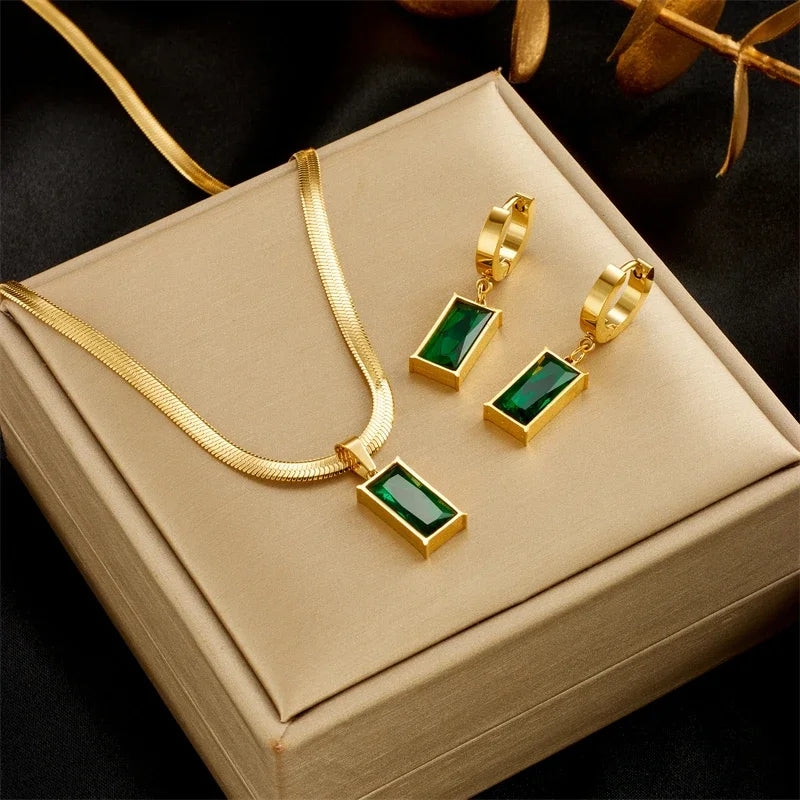 Luxurious emerald green stone gold plated jewelry set for women, a beautiful statement accessory.