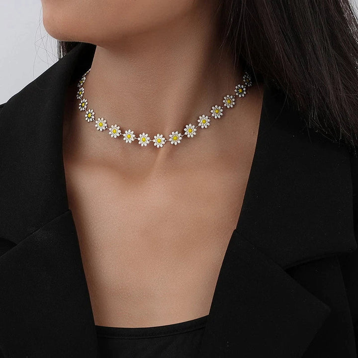 Marisol golden daisy chain pendant necklace for women. Delicate floral gold jewelry, an elegant statement piece.