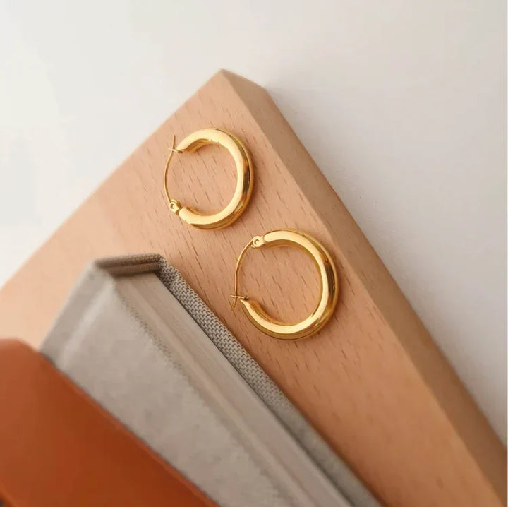 Classic women's gold hoop earrings. Aurélie timeless design, an essential piece of elegant gold jewelry for women.