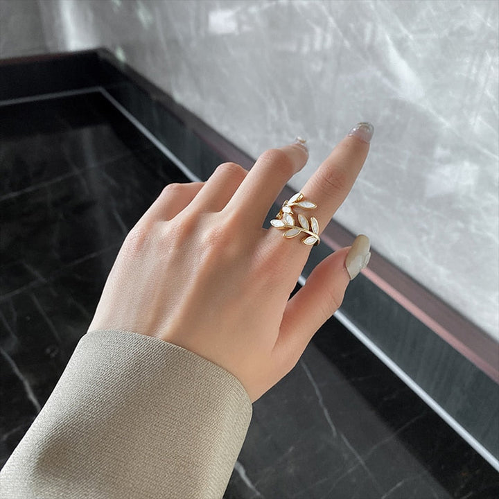 Stunning women's gold leaf ring, nature-inspired elegance. A delicate and beautiful piece of women's jewelry.