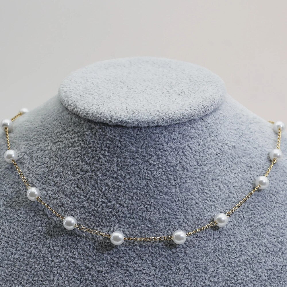 Adjustable golden pearl necklace for women, a beautiful and elegant jewelry gift with radiant pearls.