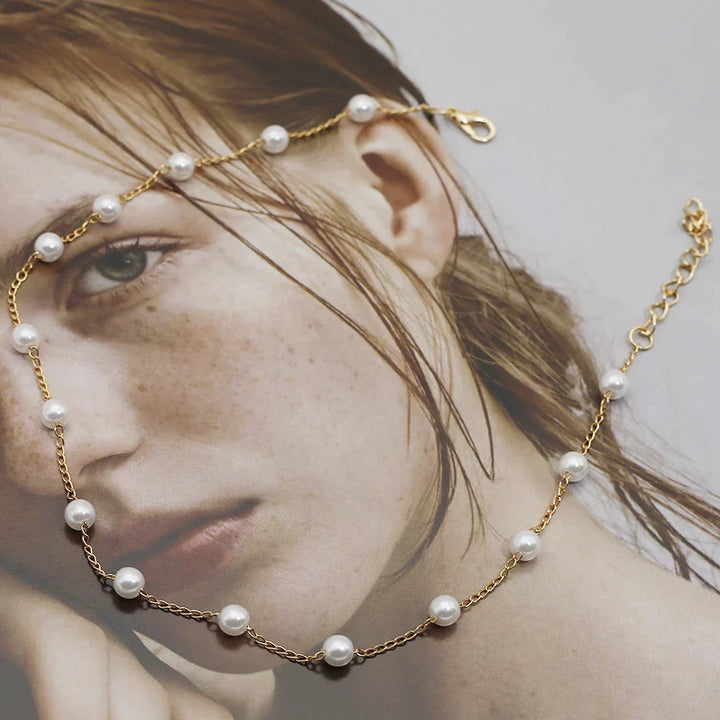 Timeless women's golden pearl necklace, an elegant accessory that adds a sophisticated touch to any outfit.
