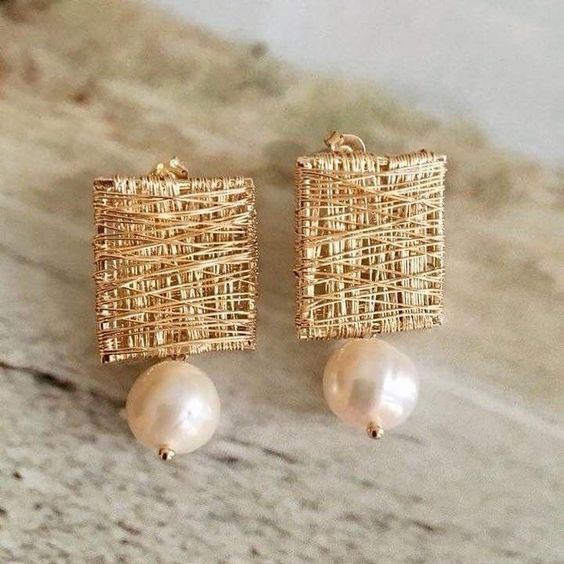 Elegant women's golden thread earrings featuring lustrous pearls, perfect for classic style and special occasions.