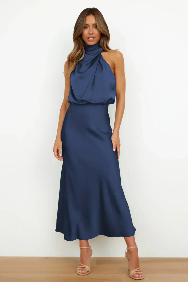 Halter neck floor-length dress. Elegant open back women's formal wear, suitable for proms and parties.