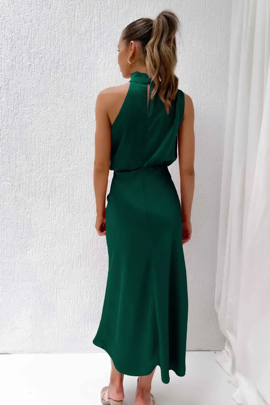 Formal women's open back halter dress. Long, elegant, and floor-length, ideal for galas or weddings.