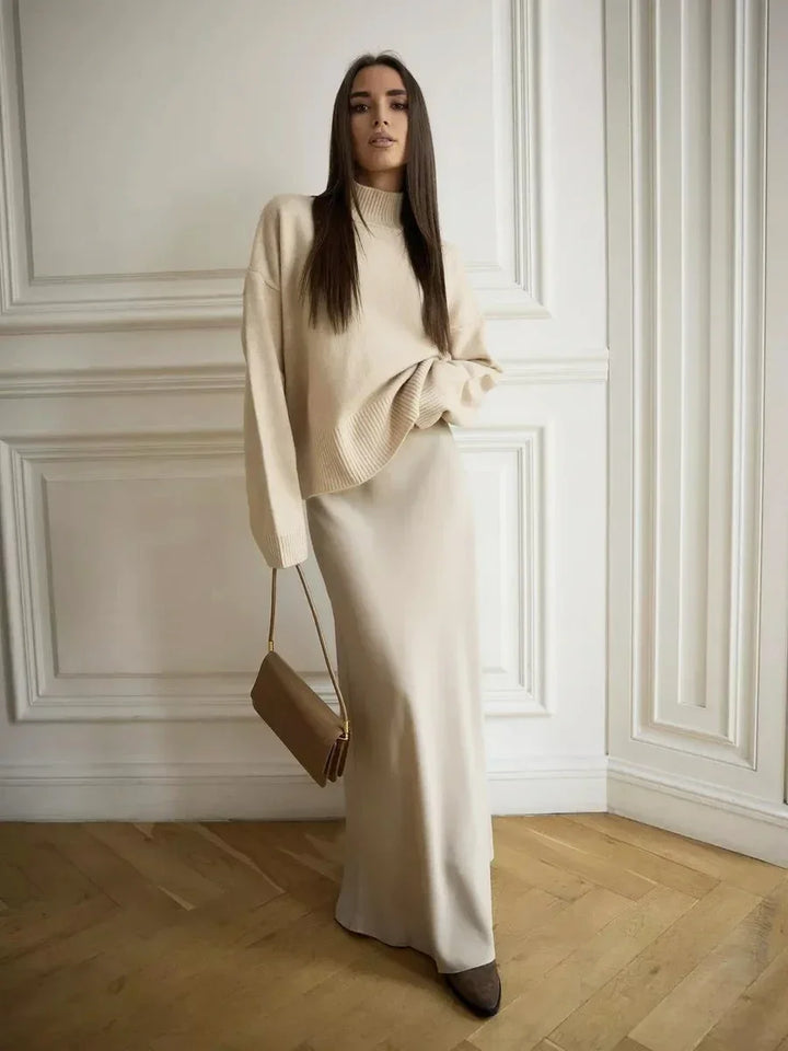 Long formal fishtail skirt, high waist for a sophisticated, elegant look.
