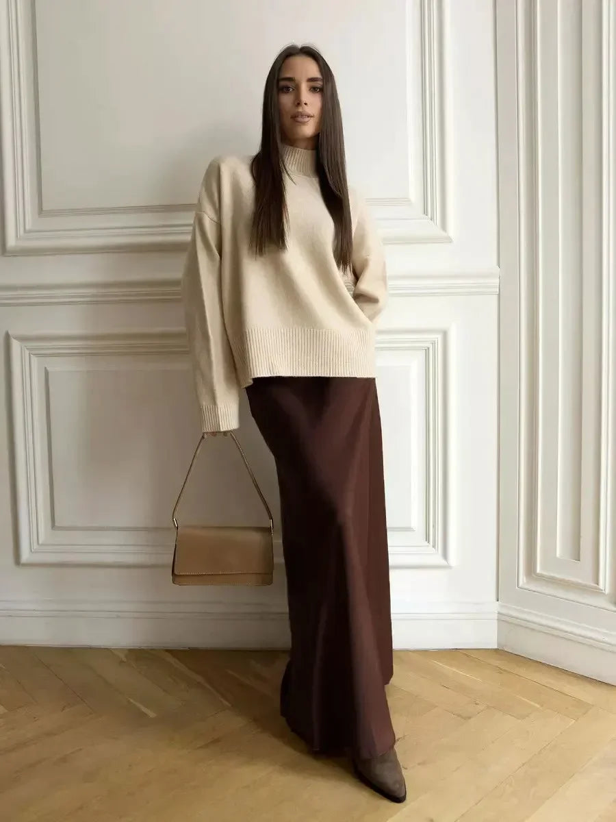 Sophisticated high waist maxi skirt with graceful fishtail detail, perfect for galas.