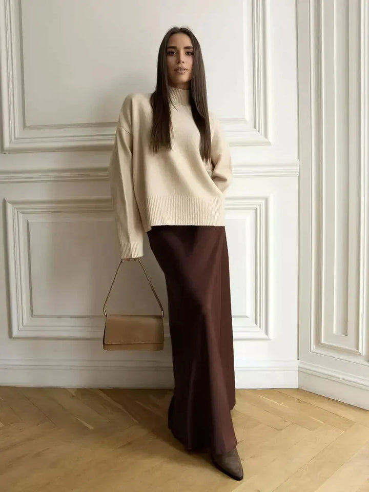 Sophisticated high waist maxi skirt with graceful fishtail detail, perfect for galas.